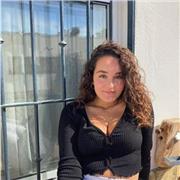 Profesora de inglés imparte clases a escolares de primaria